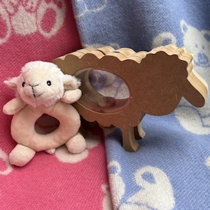 kraamkado met rammelaar